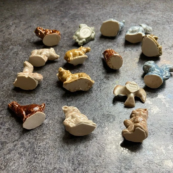 15 Wade whimsies red rose tea figurines. - Picture 2 of 4